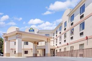 Days Inn & Suites by Wyndham Laurel Near Fort Meade, Laurel