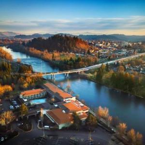 Hotels near Autzen Stadium - Valley River Inn