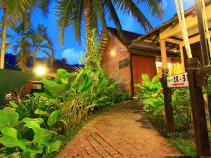 SIX VILLA INN, Dungun