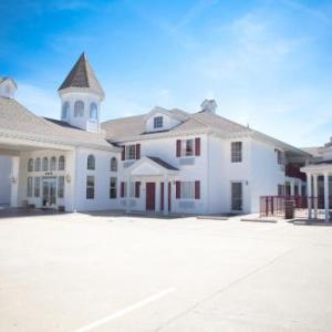 Hotels near Shawnee Bluff Vineyard - Osage Village Inn