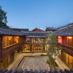 Lijiang Banxicaotang Inn