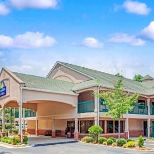 Days Inn & Suites by Wyndham Peachtree City