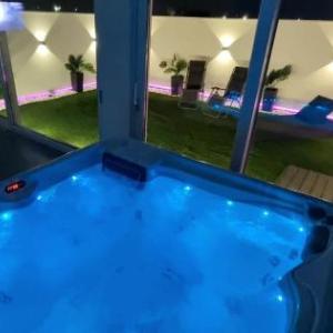 Hidden Gardens Luxury Apartments with Jacuzzi