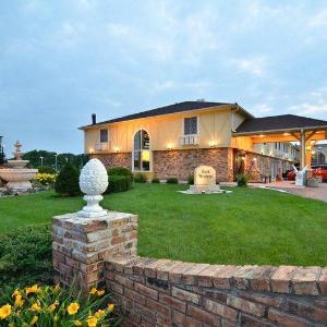 Hotels near Kinnick Stadium - Days Inn & Suites by Wyndham Coralville /Iowa City