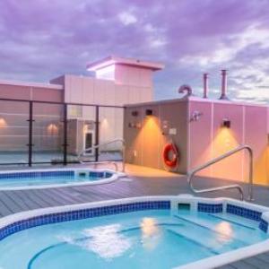 Applause Hotel Calgary Airport by CLIQUE