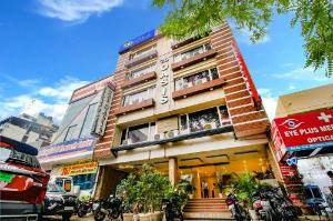 Vaccinated Staff- Capital O 1547 Hotel The Oasis, Bhopal