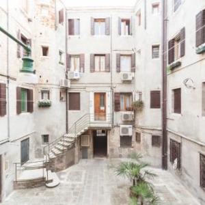 Campiello Chiesa Venezia by Short Holidays