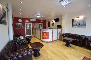 Lucky 8 Hotel, Redbridge