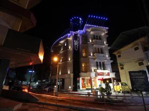 Srivar Hotels, Thrissur