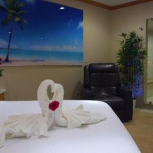 Northbrook Hotels Deals At The 1 Hotel In Il Sybaris Pool Suites Northbrook S Only