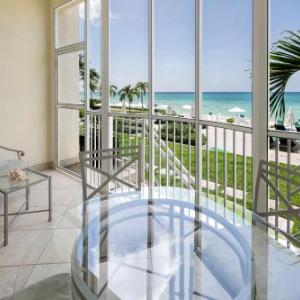 Ground Floor 2Br Walk-Out To Beach & Pool