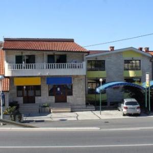 Apartments and rooms with parking space Makarska - 9128