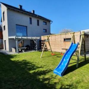 Harzlounge Wernigerode mit eigener Terrasse - Carport mit E-Ladestation - Webergrill - Spielplatz