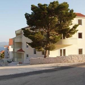 Apartments with parking space Bol - Brac - 23375