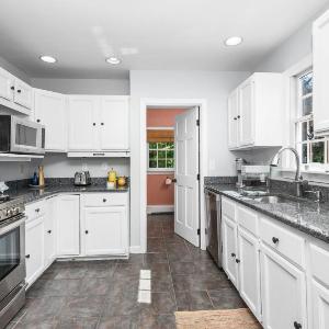 Cape Cod Haven: Cozy Home Near Gray's Beach