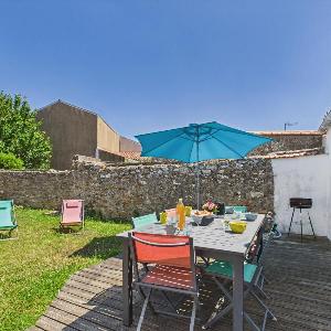 Maison avec une dépendance dans le jardin pour 6