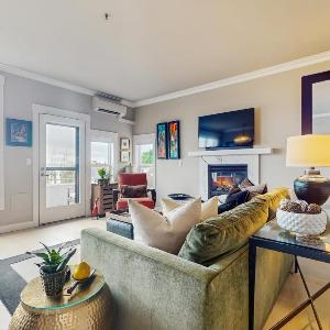 Cascade Mtn & Water Views! Couples Getaway