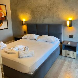 Modern Skyline Studios- Elegant Stay in New Bazaar