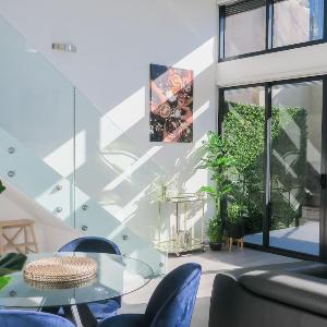 Private Apartment Rare Loft Style Penthouse Bourke St Mall with Parking