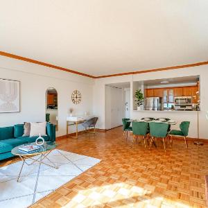 Contemporary 2 Bed 2 Bath Apt Bright and Sunny