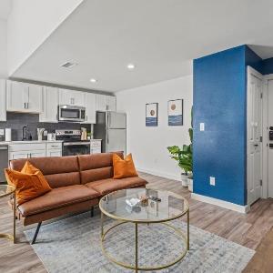 Near Medical District Walkable to Oak Lawn Bars