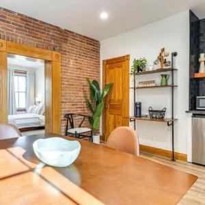 Studio 500 Downtown Gem Free Parking and Pets OK