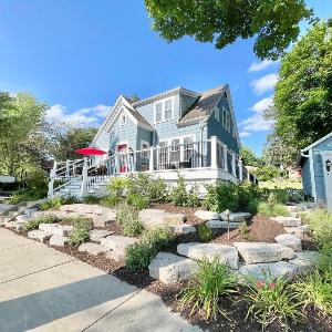 Walk Downtown & River Stylish Cozy Stay w Huge Porch