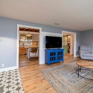 Cheerful & cozy farmhouse 2 bedroom home