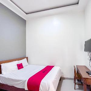 RedDoorz Syariah near Suncity Waterpark Sidoarjo