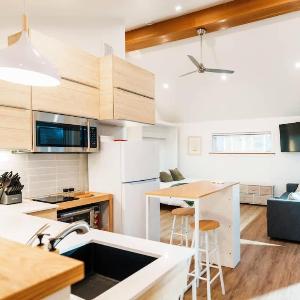 Upscale Laneway Loft Near Downtown AC WiFi