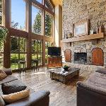 Pine Haven- Beautiful 3300 square foot home- sleeps 10- game room- hot tub- pets ok Mccall