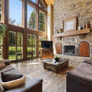 Pine Haven- Beautiful 3300 square foot home- sleeps 10- game room- hot tub- pets ok