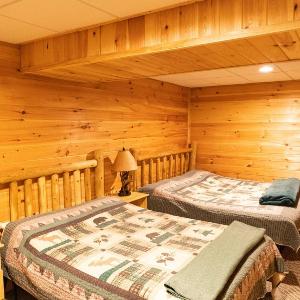 6 BR log cabin JFBB ski /HOT TUB