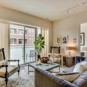 Designer 3BR with Balcony & Elevator on Clark! apts