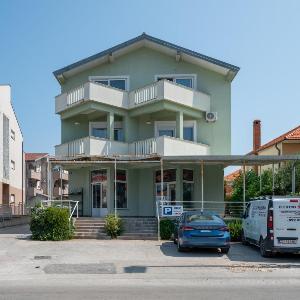 Apartments with parking space Zadar - 24646