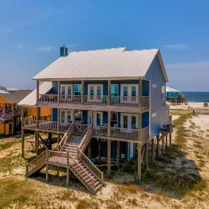 Bay Front with bay and easy Gulf beach access