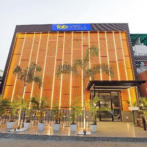 FabHotel Yellow Courtyard