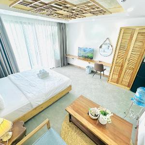304MSNK Luxe Studio with Balcony and Kitchen