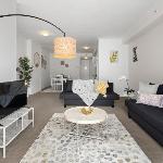 Spacious Modern Apt for 6 Next to Darling Harbour