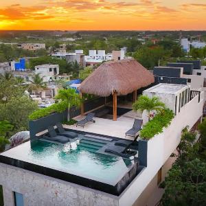 Two Level Penthouse w Rooftop Pool and Sunset