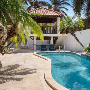 Spacious Villa near Beaches w Pool Sunset Deck