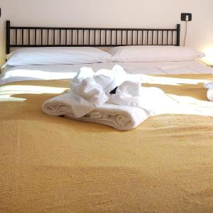 All'Ombra di Santa Chiara by MyAssisiSuite - Vicino a San Carlo Acutis - Dormi in una Casa del '400 - 140 mq RARO PIANO TERRA - 4 Veri Letti Matrimoniali Zero Divani Letto - LIVE CHECK-IN No Key Box 3 Real Beds Jacuzzi - Mówimy po polsku