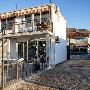 Old Olive Tree Apartment