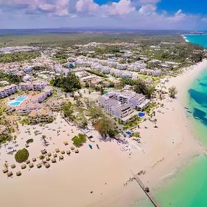 Private condominium with pool near the beach