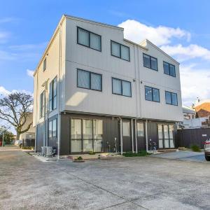 Central Modern Duplex Home near Cornwall Park