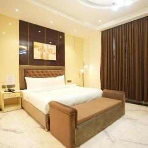 The Riverstone Inn - Near India Expo Centre and Mart