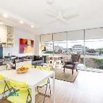 Light Filled 1BR Retreat with Car Park & Pool Sydney 