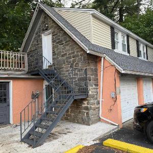 Comfy 1 BR Hide Away Apt w Garage Parking