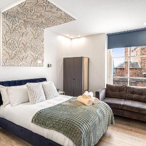 MODERN STUDIO APARTMENT BY THE SPINNAKER TOWER - WALKING DISTANCE TO GUNWARF AND MAIN TRANSPORT ROUTES - FREE WiFi - FLAT SCREEN SMART TV - PERFECT FOR COUPLEAS AND CONTRACTORS
