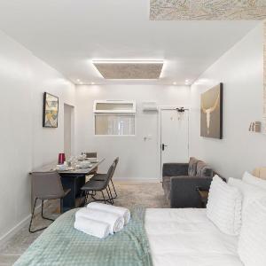 TWO BEDROOM STUNNING APARTMENT IN THE HEART OF PORTSEA ISLAND - FREE WiFi - FLAT SCREEN SMART TV - WALKING DISTANCE TO GUNWHARF AND MAIN TRANSPORT ROUTES- PERFECT FOR COUPLES AND CONTRACTORS